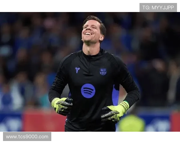 记者：弗里克与什琴斯尼进行谈话，两人聊了巴萨的比赛风格